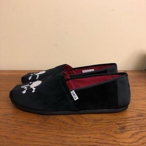 Toms Classic Slip-On Black Velvet Skull